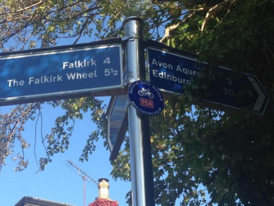 SIGNPOST TO FALKIRK AND AVON AQUEDUCT